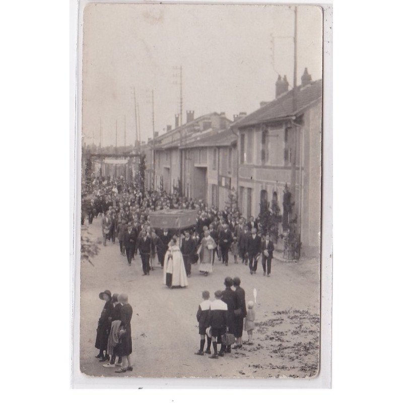 MACHAULT : carte photo (procession religieuse) - très bon état