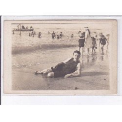 TROUVILLE: homme allongé sur la plage - très bon état