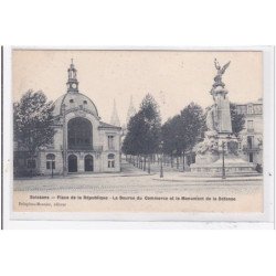 SOISSONS : place de la republique, la bourse du commerce et le monument de la defense - tres bon etat