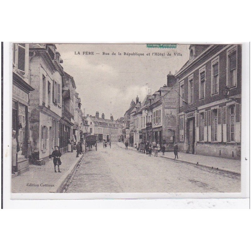 LA FERE : rue de la republique et l'hotel de ville - tres bon etat