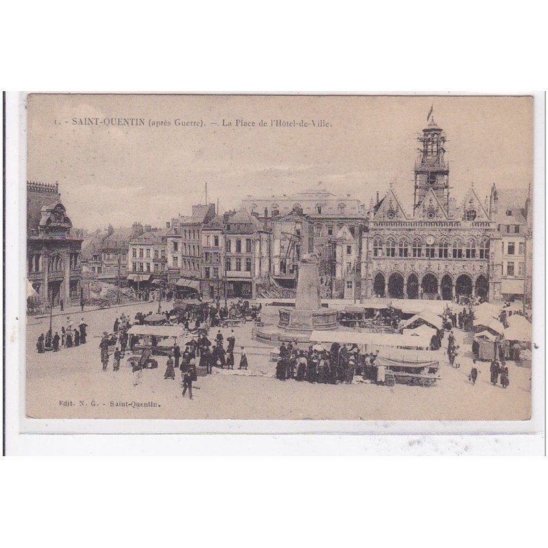 St-QUENTIN : (apres guerre) la place de l'hotel-de-ville - tres bon etat