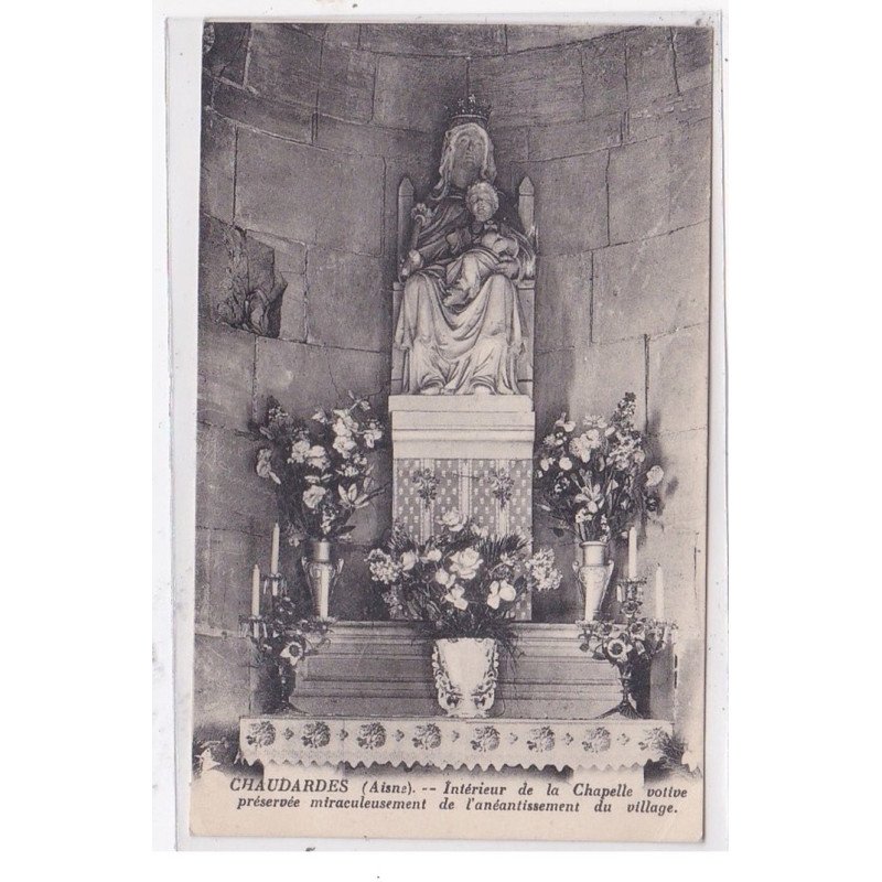 CHAUDARDES : interieur de la chapelle votive preservée miraculeusement de l'aneantissement du village - tres bon etat