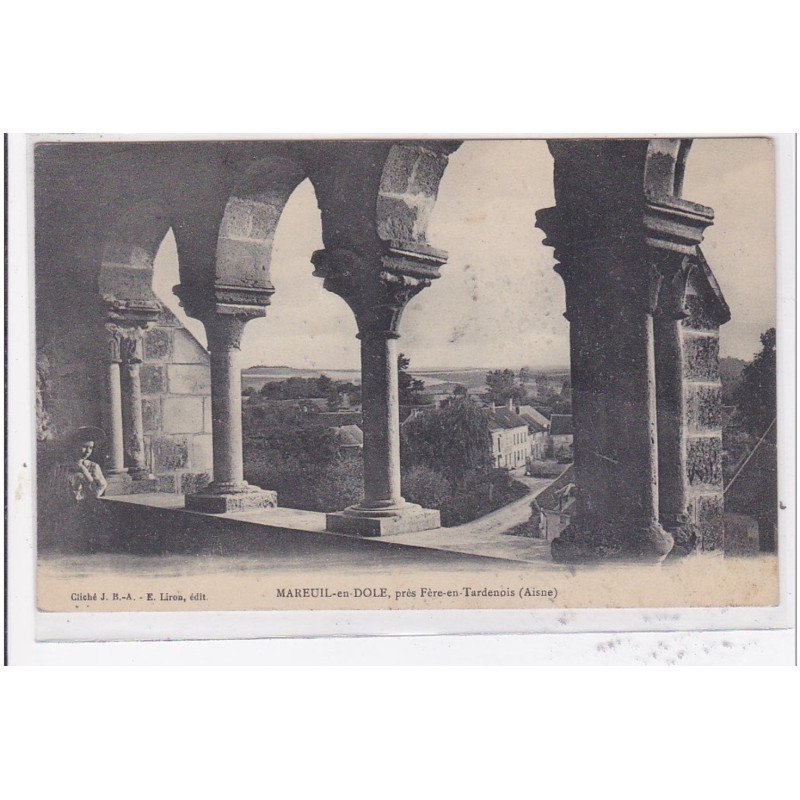 MAREUIL-en-DOLE : vue exterieur de l'interieur d'un batiment (colonnes) - tres bon etat