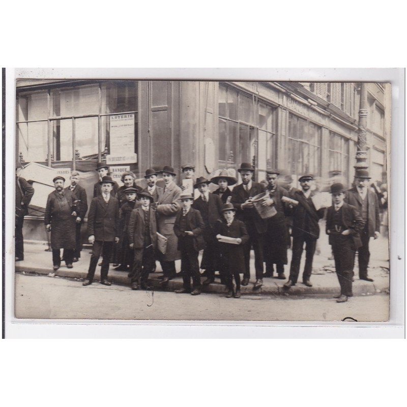 PARIS 2 ème : carte photo un groupe pris devant la Bourse (angle Vivienne)- très bon état