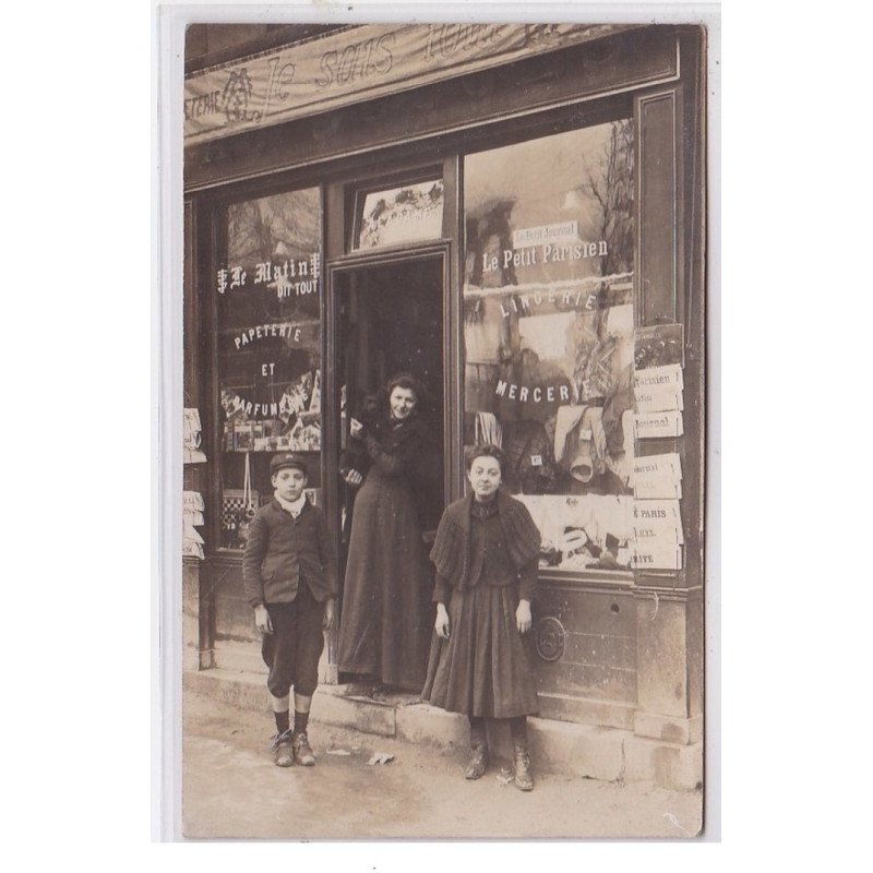 PARIS : carte photo d'un marchand de journaux (Aladame , mercerie, avenue de La Motte Picquet, 53 bis) - très bon état
