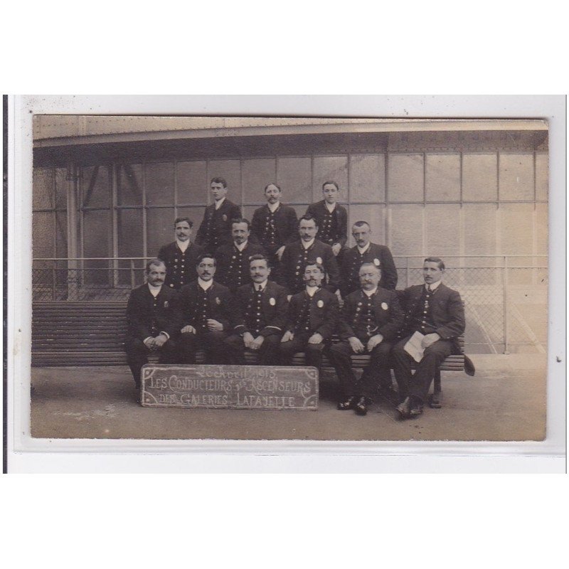 PARIS 9 ème : carte photo des conducteurs des ascenseurs des galeries Lafayette en 1915 - très bon état