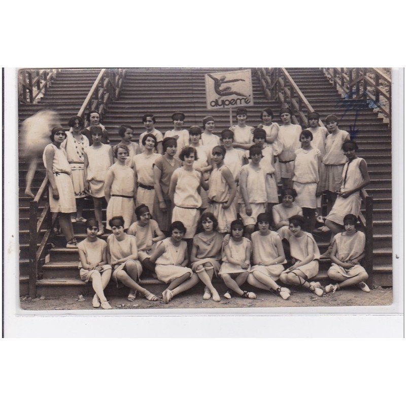 PARIS : carte photo de femmes (DUPERRE) posant en bas d'escaliers - bon état (un coin plié) PARIS : carte photo de femmes (DUPERRE) posant en bas d'escaliers - bon état (un coin plié)
