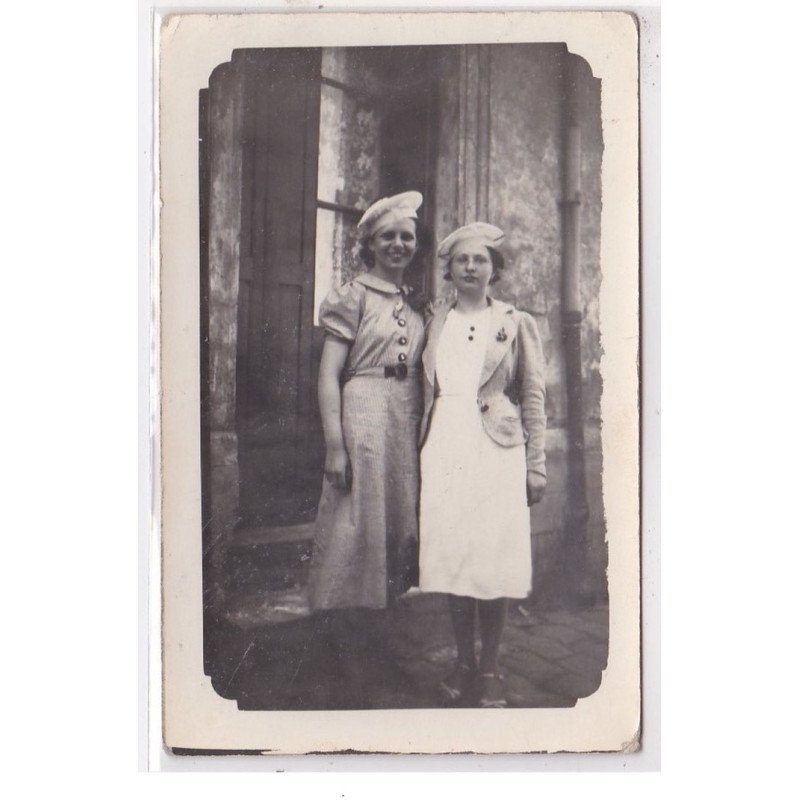 CHAMPS sur MARNE : carte photo de deux jeunes femmes - très bon état