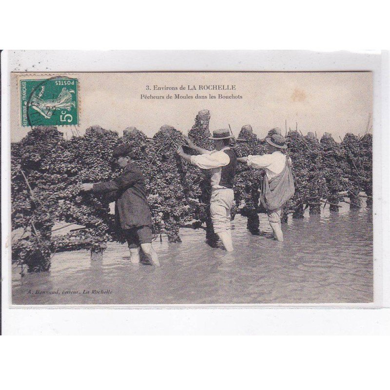 environs LA ROCHELLE: pécheurs de moules dans les bouchots - très bon état