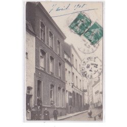 MAUBEUGE : carte photo d'une rue vers 1910 - très bon état