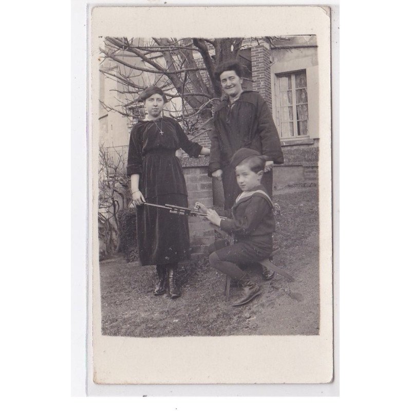 LA CROIX SAINT LADRE : carte photo d'un enfant jouant avec une arme a feu (jouet) - très bon état