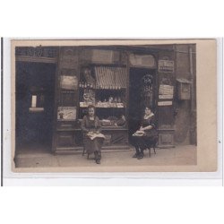 VILLEFRANCHE SUR SAONE :  carte photo d'un marchand de journaux et de cartes postales - très bon état