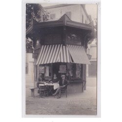 SAINT GEORGES DE RENEINS : carte photo d'un kiosque a journaux (marchand de cartes postales) - très bon état