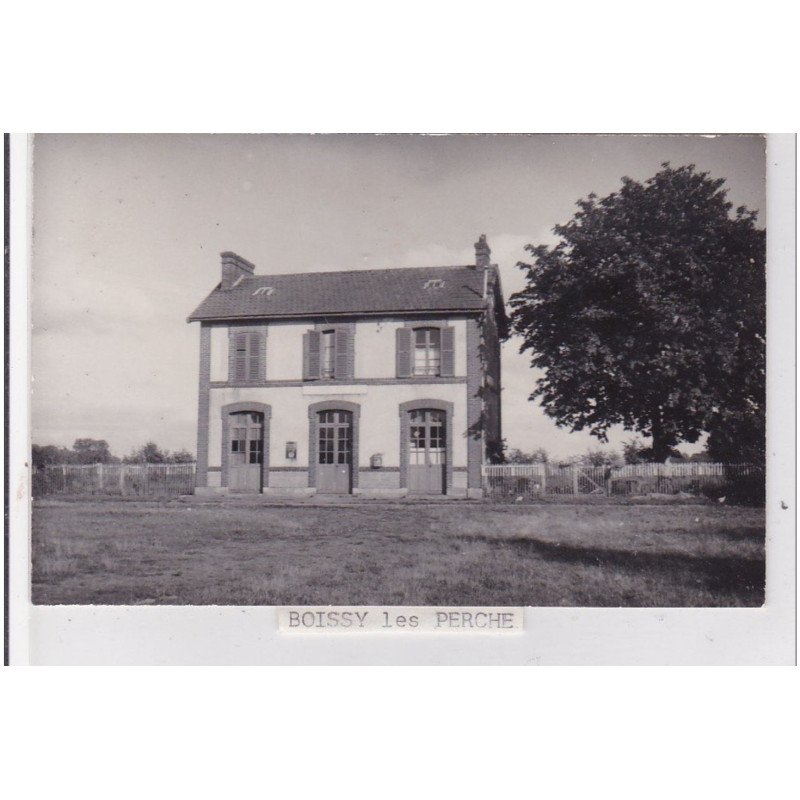BOISSY LES PERCHE : la gare - photo format cpa des années 1950  - très bon état