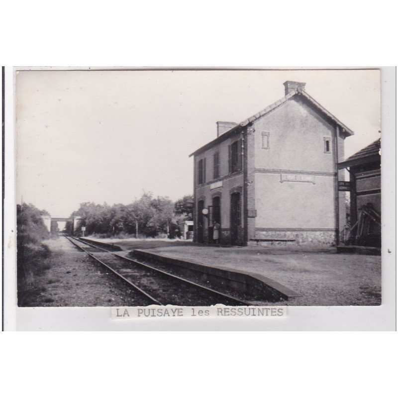 LA PUISAYE LES RESSUINTES : la gare - photo format cpa des années 1950 - très bon état