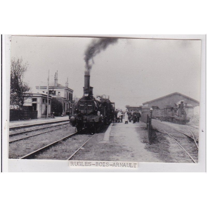 RUGLES BOIS ARNAULT : la gare - photo format cpa des années 1950 - très bon état