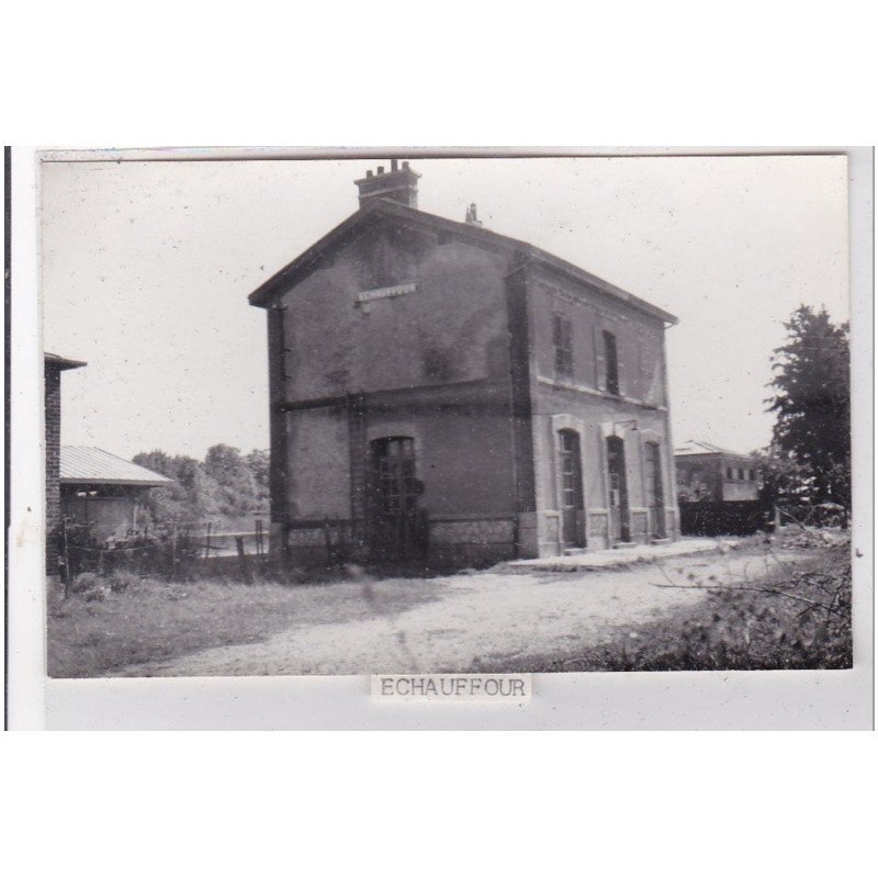 ECHAUFFOUR : la gare - photo format cpa des années 1950 - très bon état
