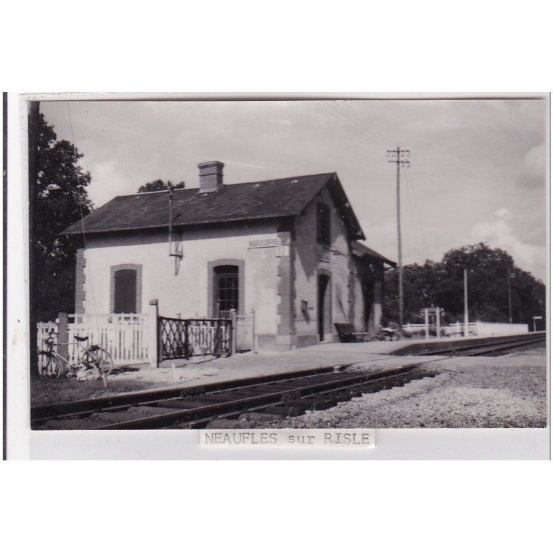NEAUPHLE SUR RISLE : la gare - photo format cpa des années 1950 - très bon état