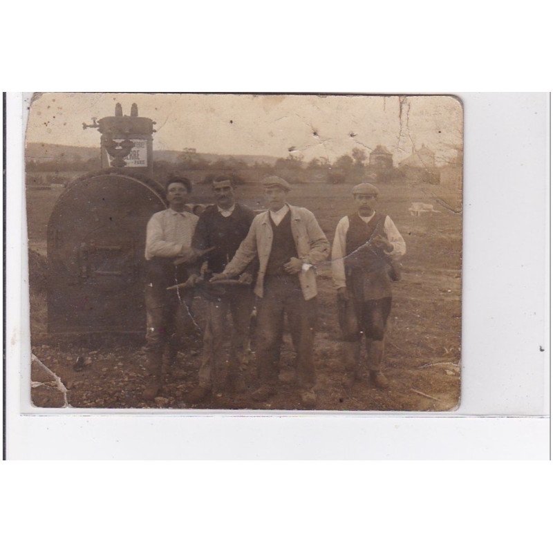 CLEON : carte photo d'ouvriers au travail (machine) -état (coupée et plis)