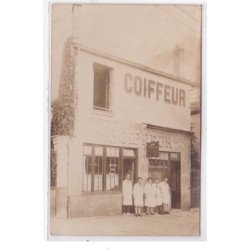 MONTREUIL : carte photo d'un salon de coiffure - très bon état (trace au dos)