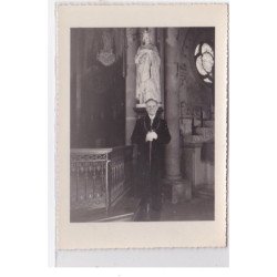 Photo format cpa d'un pelerin partis à Rome pour représenter la paroisse Saint Louis de Garches en 1950 - très bon état