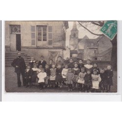CIVRY SUR SEREIN : carte photo d'une classe d'école avec l'église en arrière plan vers 1910 - très bon état
