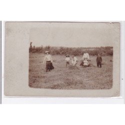 Environs de ROUVRAY : carte photo d'une scène de fenaisons (foins) - état (coins pliés)