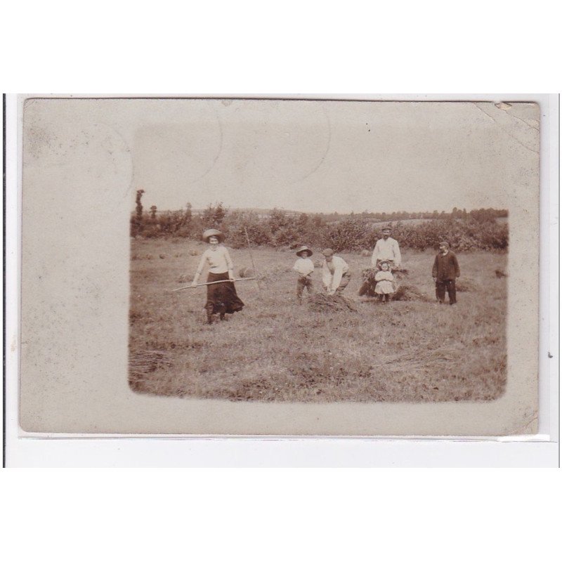Environs de ROUVRAY : carte photo d'une scène de fenaisons (foins) - état (coins pliés)