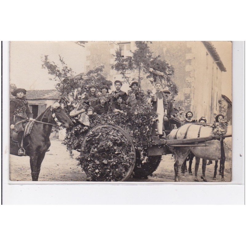 Environs de POITIERS : carte photo d'une fête (Photo RAYMOND) - très bon état Environs de POITIERS : carte photo d'une fête (Photo RAYMOND) - très bon état