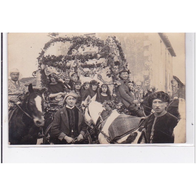Environs de POITIERS : carte photo d'une fête (Photo RAYMOND) - très bon état Environs de POITIERS : carte photo d'une fête (Photo RAYMOND) - très bon état
