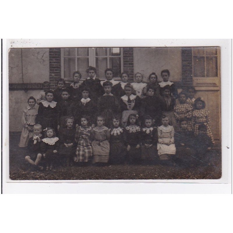 BOURTH : carte photo d'une classe d'école vers 1910 - très bon état