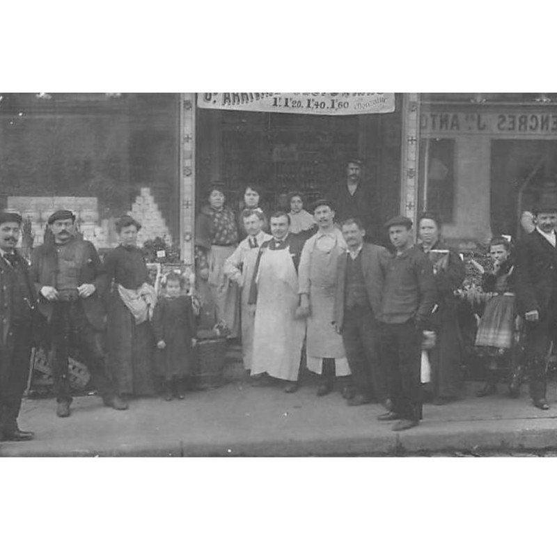 A LOCALISER  : carte photo PARIS? Petit Marché, groupe de personne - très bon état