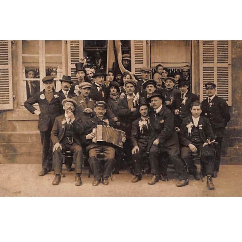 A LOCALISER  : carte photo : Groupe de personne et Accordéoniste - très bon état