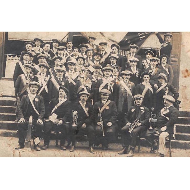 A LOCALISER  : carte photo : Groupe d'hommes - état