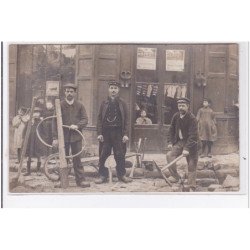 FONTENAY AUX ROSES : carte photo d'ouvriers pavant la rue devant la cordonnerie Rousseau - très bon état