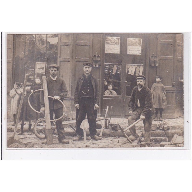 FONTENAY AUX ROSES : carte photo d'ouvriers pavant la rue devant la cordonnerie Rousseau - très bon état FONTENAY AUX ROSES : carte photo d'ouvriers pavant la rue devant la cordonnerie Rousseau - très bon état