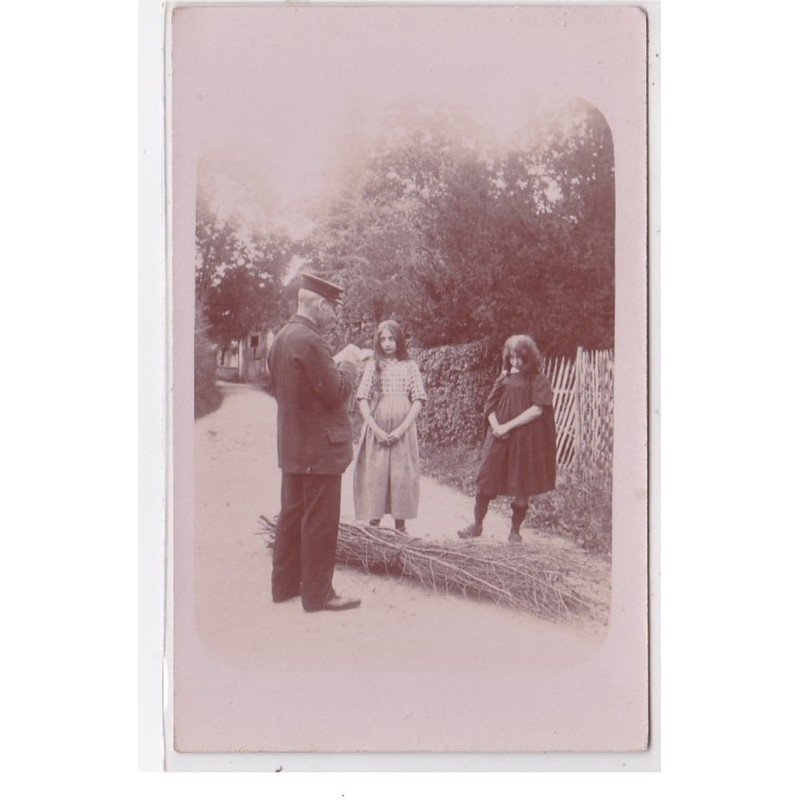 CHARENCIEU : carte photo d'une scène - policier verbalisant des enfants glanant du bois - très bon état