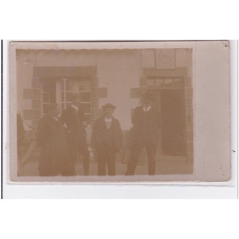 CORLAY : carte photo d'un groupe devant un café vers 1905 - bon état (un pli) CORLAY : carte photo d'un groupe devant un café vers 1905 - bon état (un pli)