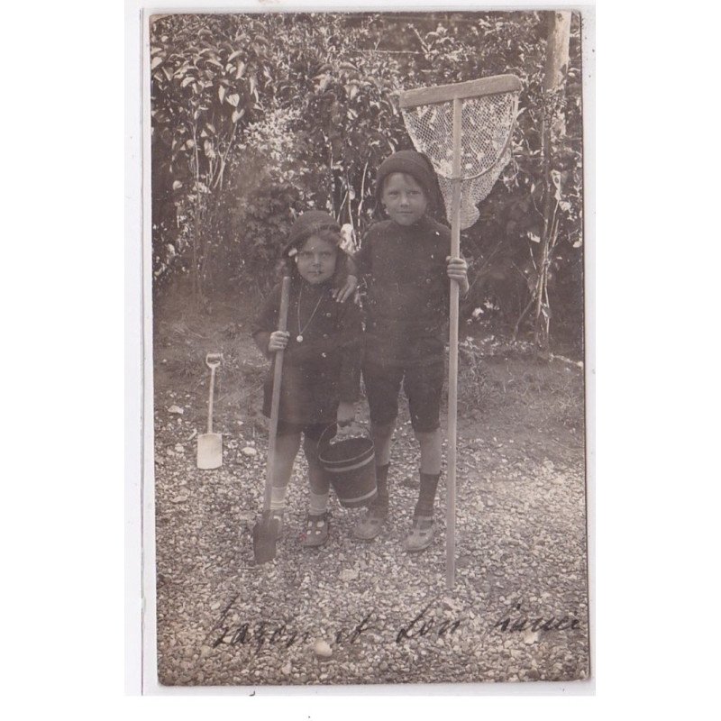 MESNIL VAL : carte photo de deux jeunes pêcheurs vers 1910 - très bon état