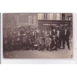 GROSLAY : carte photo de conscrits devant la charcuterie de la mairie - bon état (un coin plié)