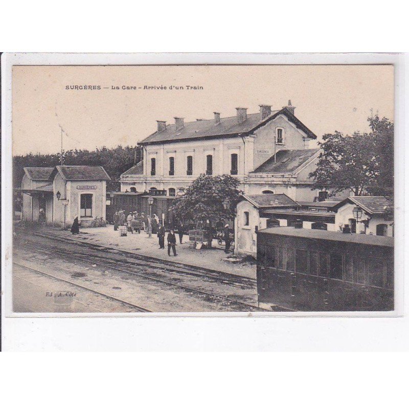 SURGERES: la gare, arrivée d'un train - très bon état