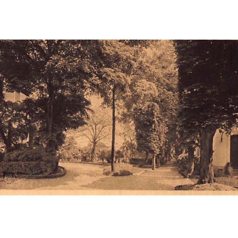 BOURG LA REINE : Etablissement des soeurs de N.-D. du Calvaire, Un coin du Parc - très bon état