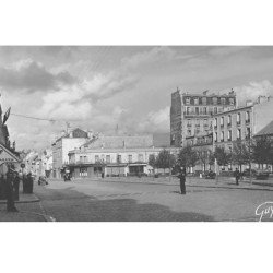 BOURG LA REINE : La Place Condorcet et l'avenue du Général Leclerc - très bon état