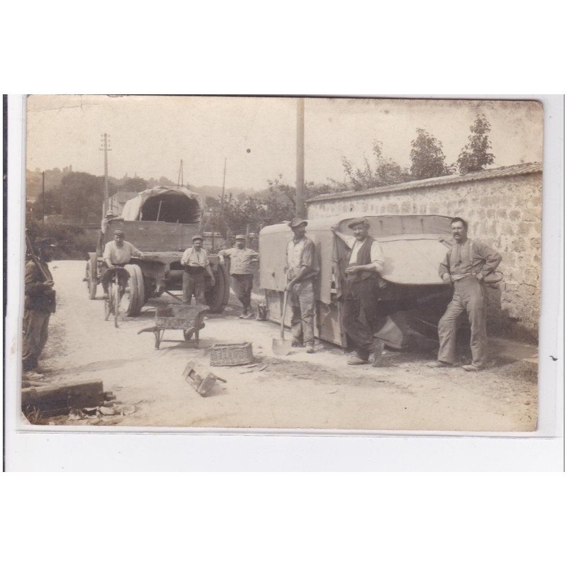 De TOURS à PARIS : carte photo de cantonniers travaillant à la refection des routes vers 1910 - très bon état