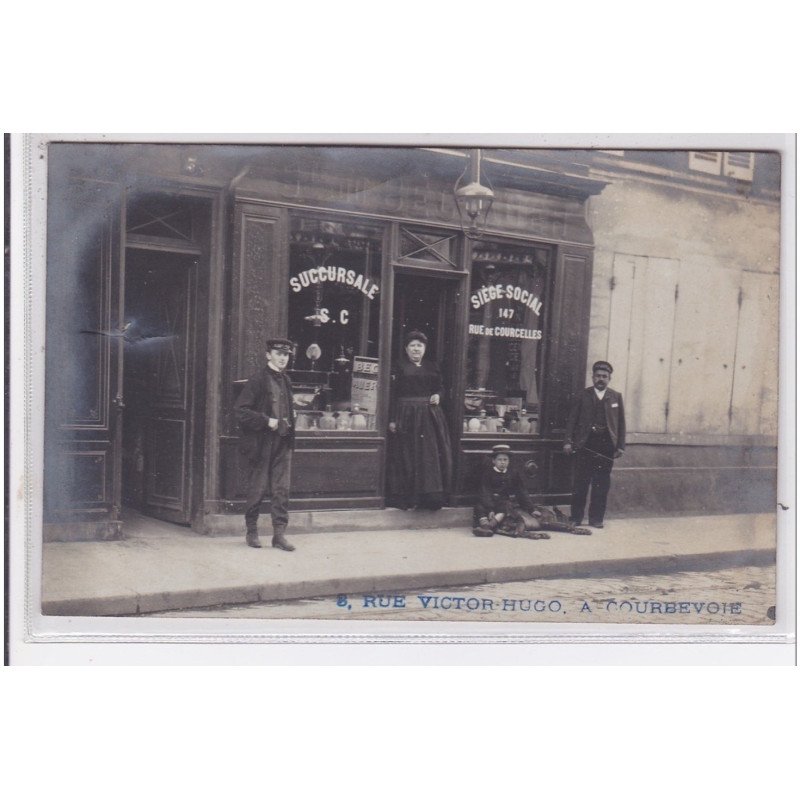 COURBEVOIE : carte photo du magasin de la société """"Au Bec AUER"""" au 3 rue Victor Hugo - très bon état