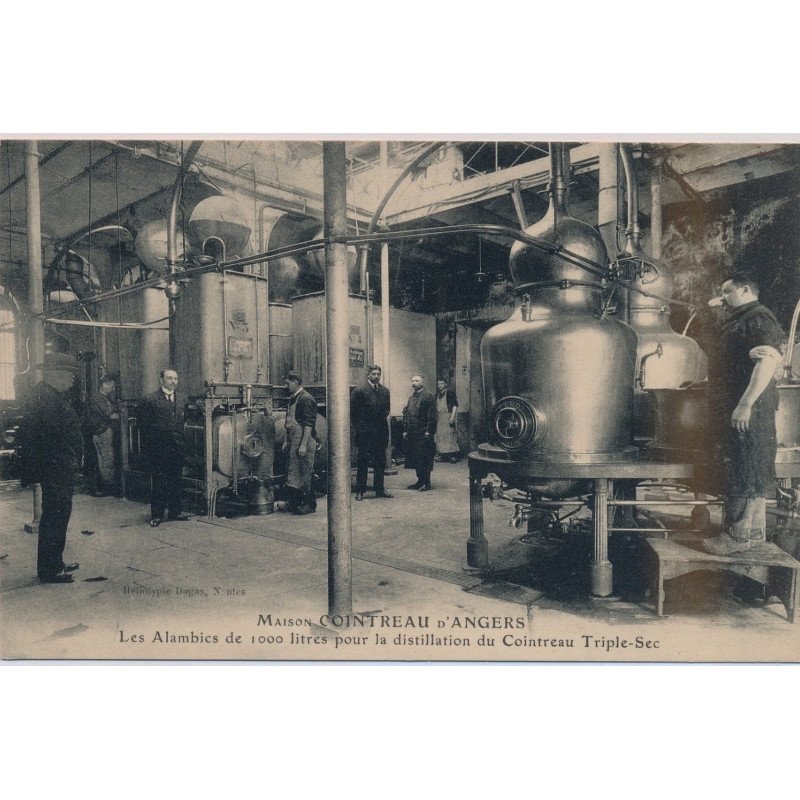 ANGERS : Maison COINTREAU, Les Alambics de 1000 litres pour la distillation du Cointreau Triple-Sec - très bon état