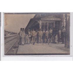 AUBERVILLIERS LA COURNEUVE : carte photo de militaires sur les quais de la gare vers 1910 - très bon état