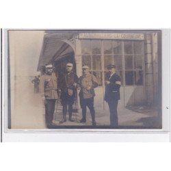 AUBERVILLIERS LA COURNEUVE : carte photo de militaires sur les quais de la gare vers 1910 - très bon état