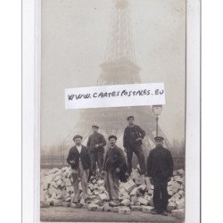 PARIS : carte photo d'ouvriers posant les pavés devant la Tour EIFFEL vers 1910 - très bon état