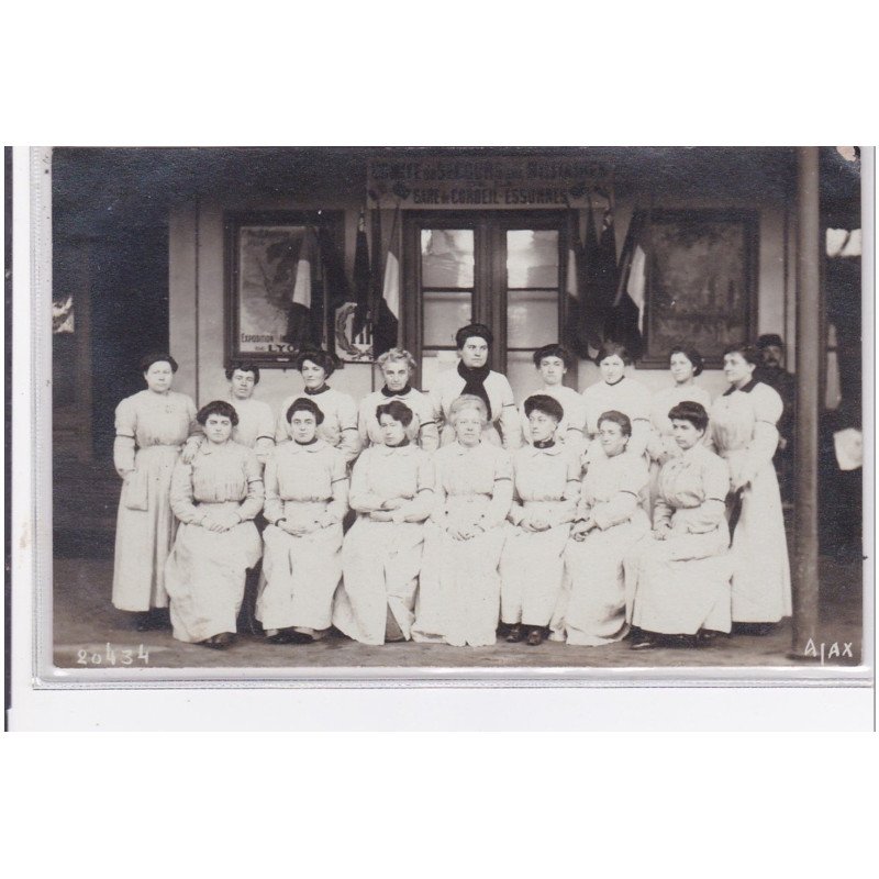 CORBEIL ESSONNES : carte photo de membres du comité de secours aux militaires de la gare (ww1) - très bon état